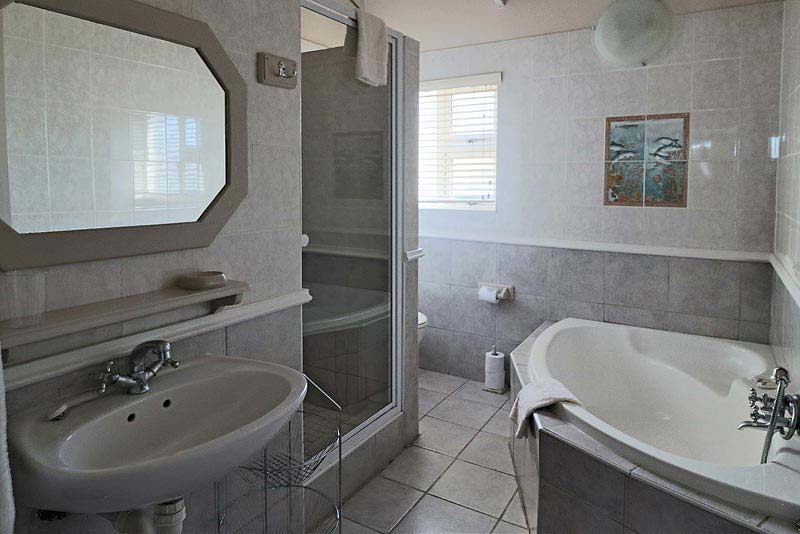 Main Full Bathroom 