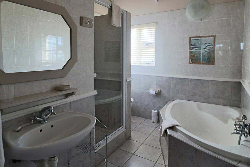 Main Full Bathroom 