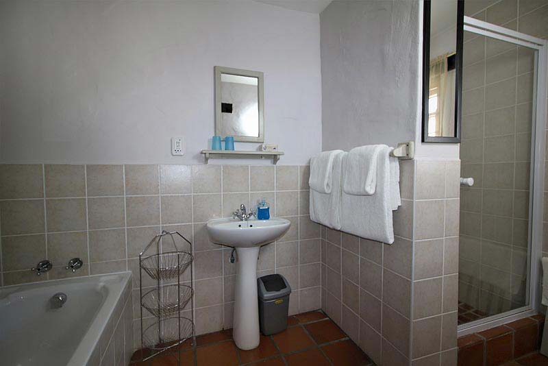 Villa Main Bedroom Full en-suite Bathroom