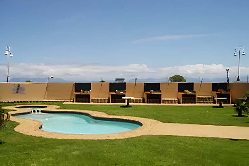 Swimming pool & braai area