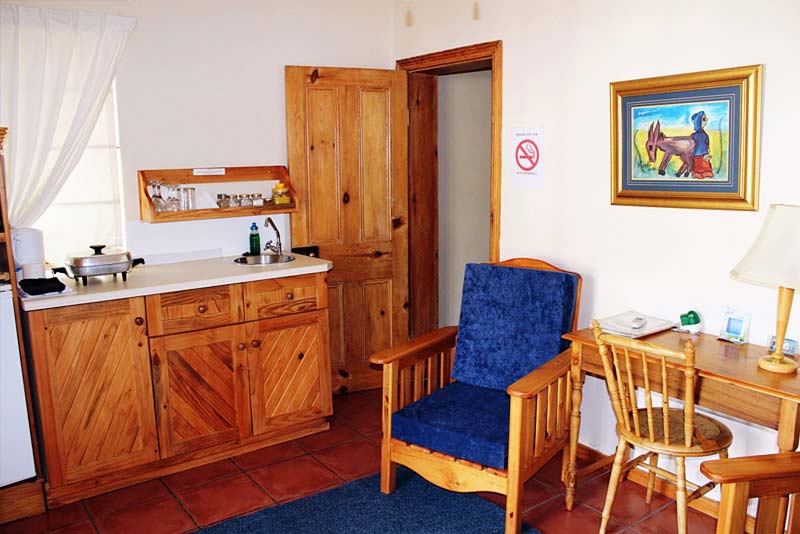 Kalbassie se TV kamer en kombuisie....