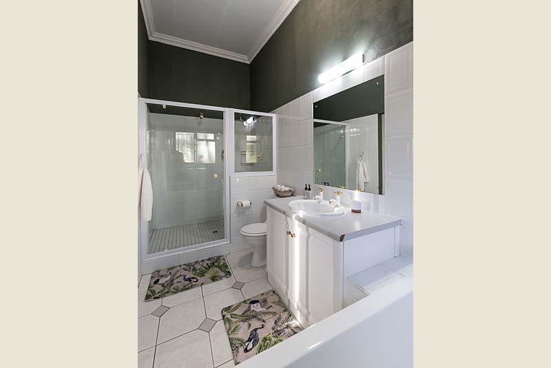 Bay Suite ensuite bathroom