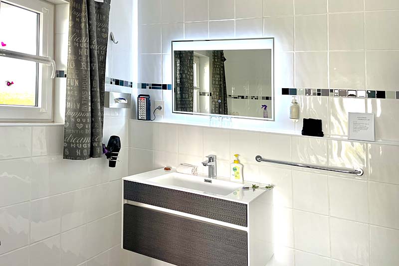 White Mussel ensuite bathroom with shower