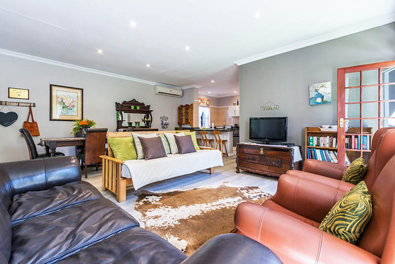 Living area - Gratia Cottage, self catering in Waverley, Pretoria