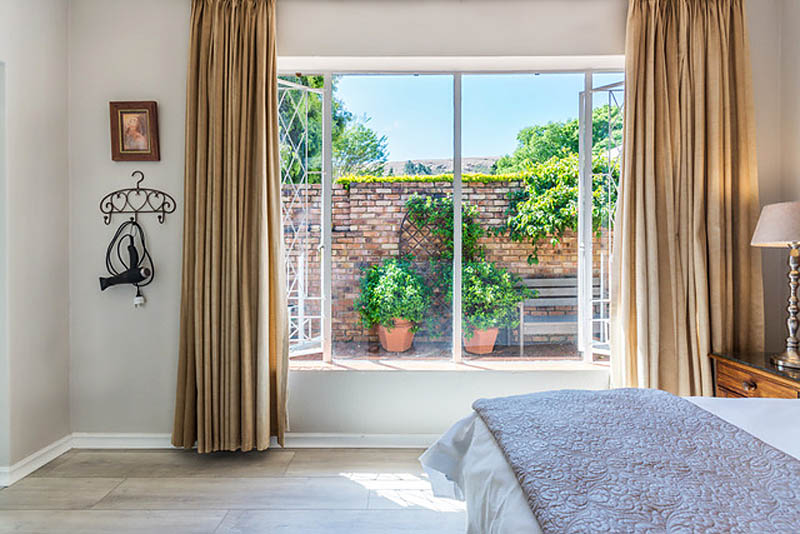 Main bedroom - Gratia Cottage, self catering in Waverley, Pretoria