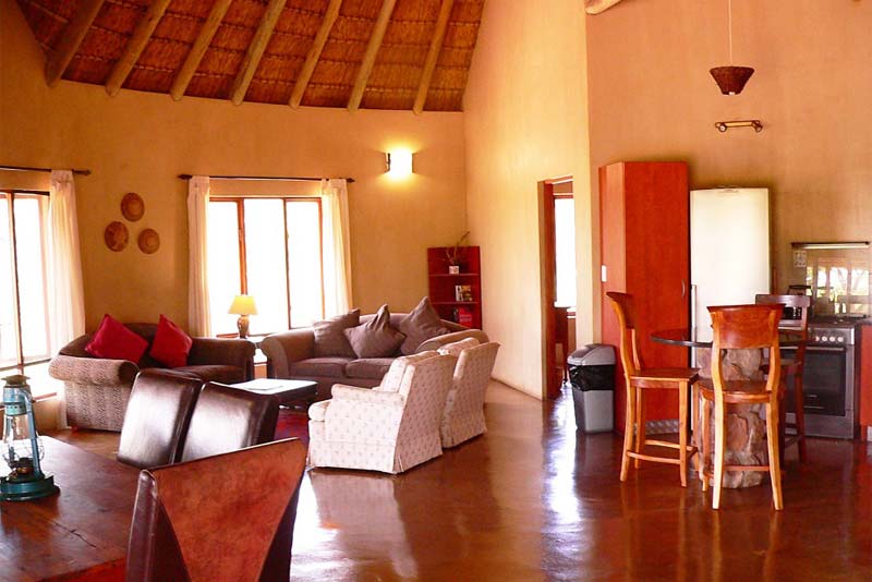 Duiker cottage lounge dining