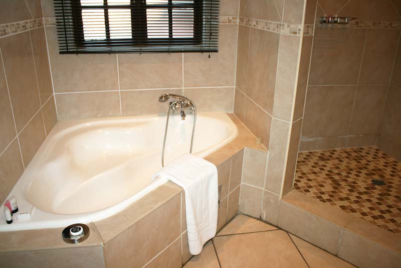 Luxury suite 9 bathroom