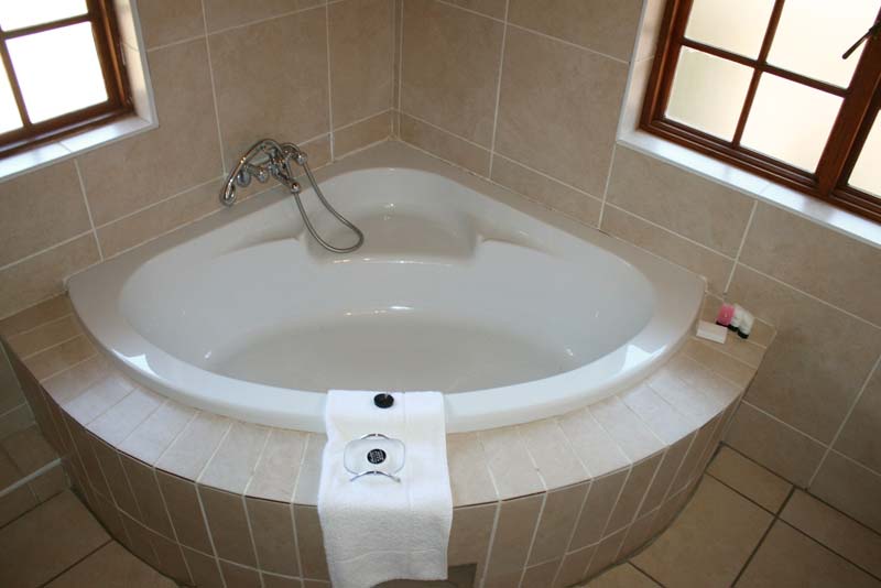 Standard Suite 12 bathroom