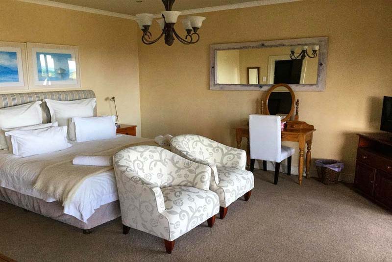 On The Cliff Guest House - bed and breakfast in Hermanus