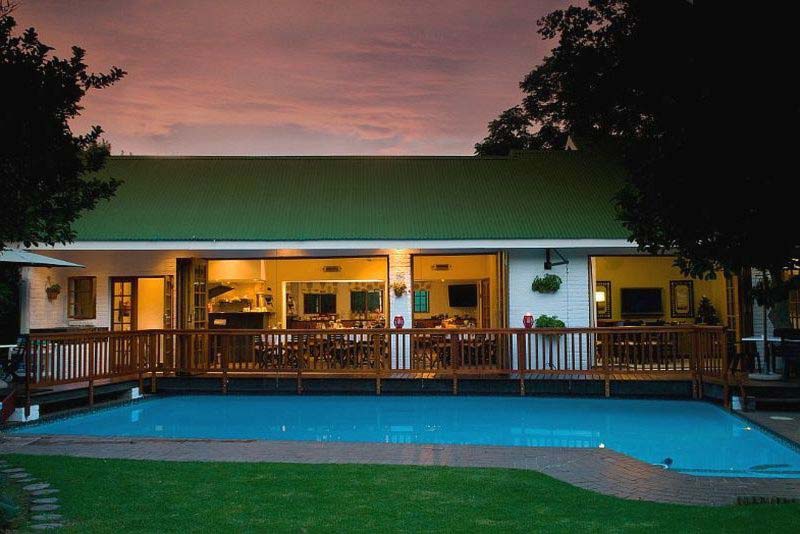 Dining room & lounge overlooking the pool