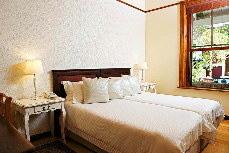 Roosenwijn Guest House - bed and breakfast in Stellenbosch