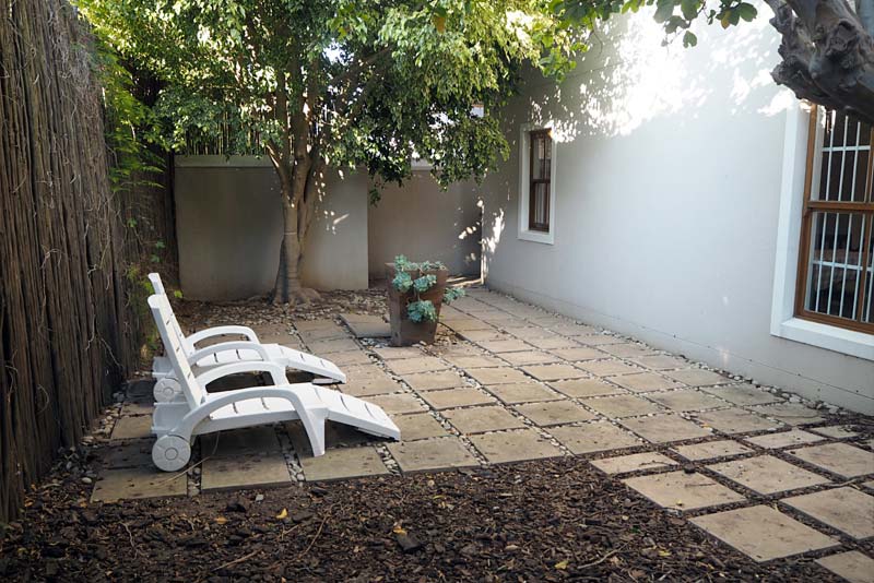 Outside Area with braai - Stellenbosch Apartment self catering 