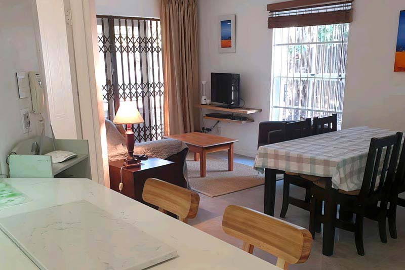 Lounge / dining area - Stellenbosch Apartment self catering 
