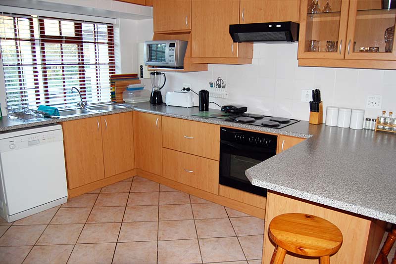 KITCHEN OF DELUXE ONE BEDROOM FOUNTAIN SUITE 