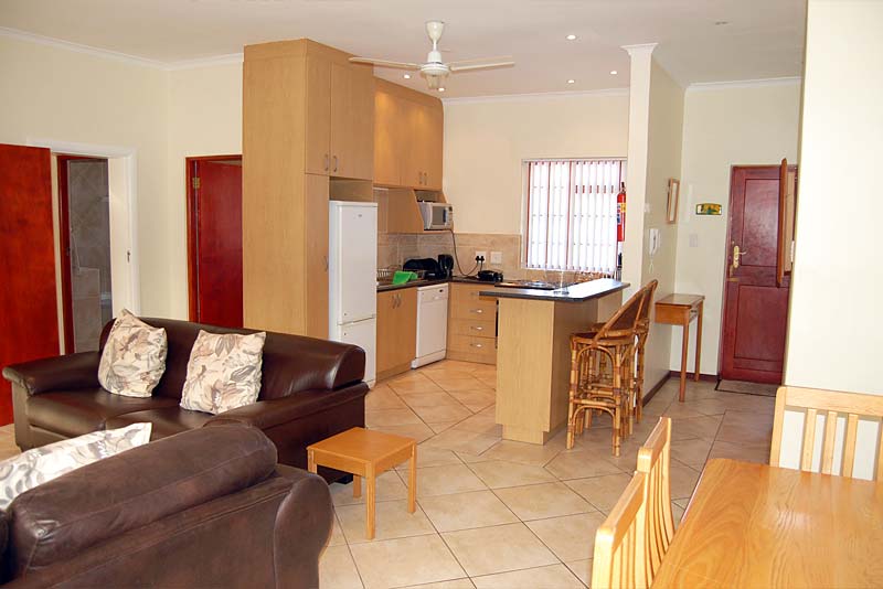 FOUNTAIN LOUNGE / KITCHEN DINING AREA 