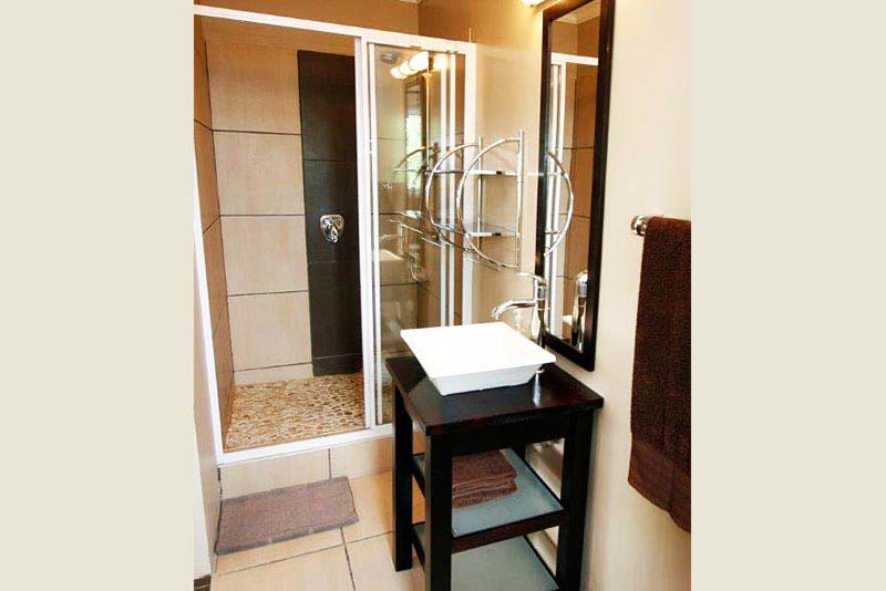 Twin Suite - Bathroom - Haus Holzapfel - Self Catering in Beaufort West