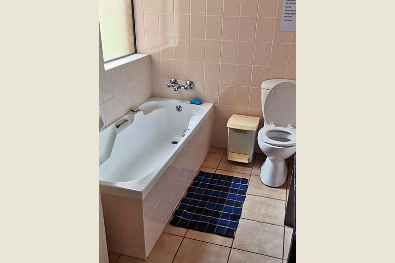 En suite bathroom to the main bedroom