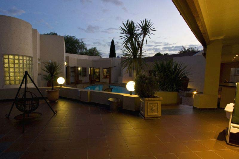 Night time at the President Lodge - Bed and Breakfast Eastleigh, Edenvale