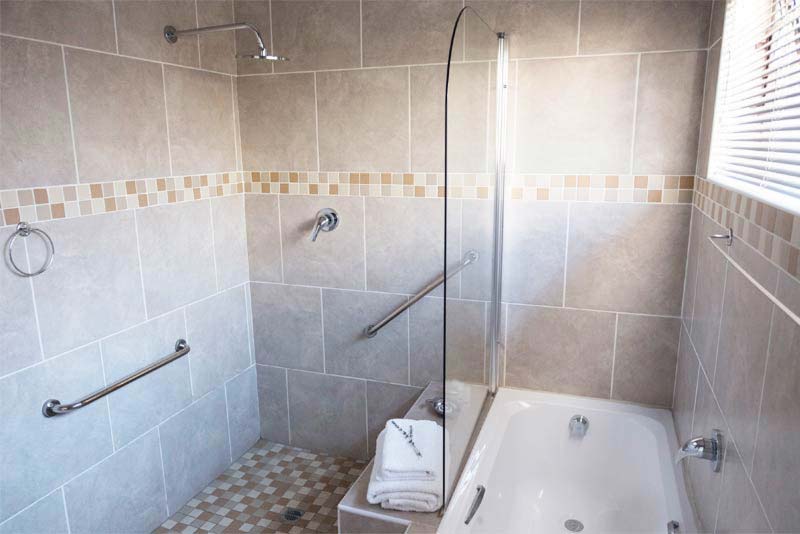 Bathroom, Family room - Room 14