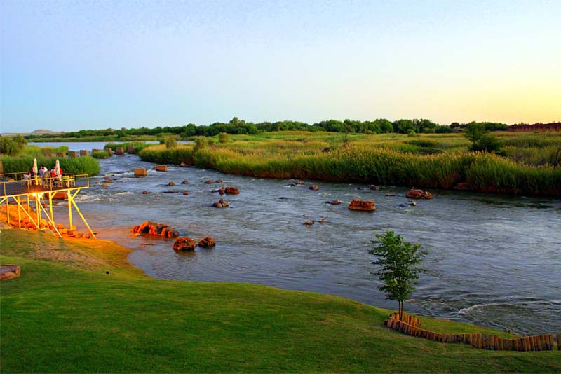 River and outside patio - Sun River Kalahari Lodge Bed and Breakfast Middelpos, Upington