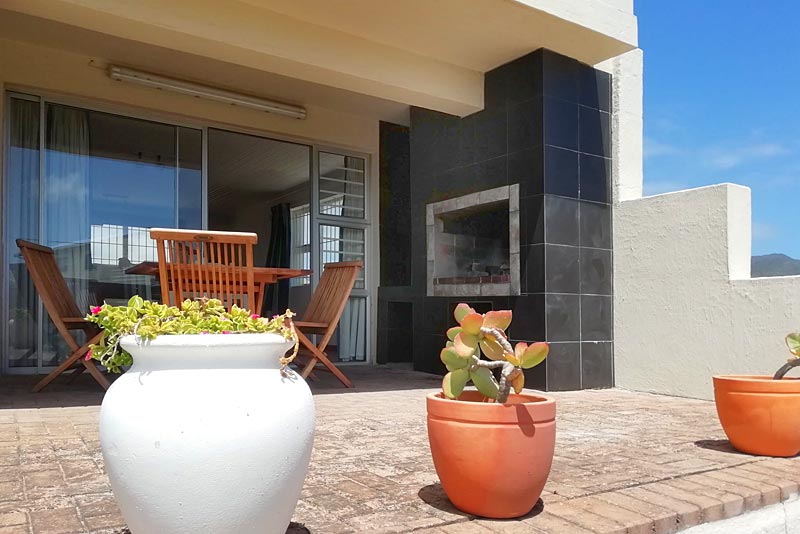 Built in braai next to dining area and open-plan kitchen.