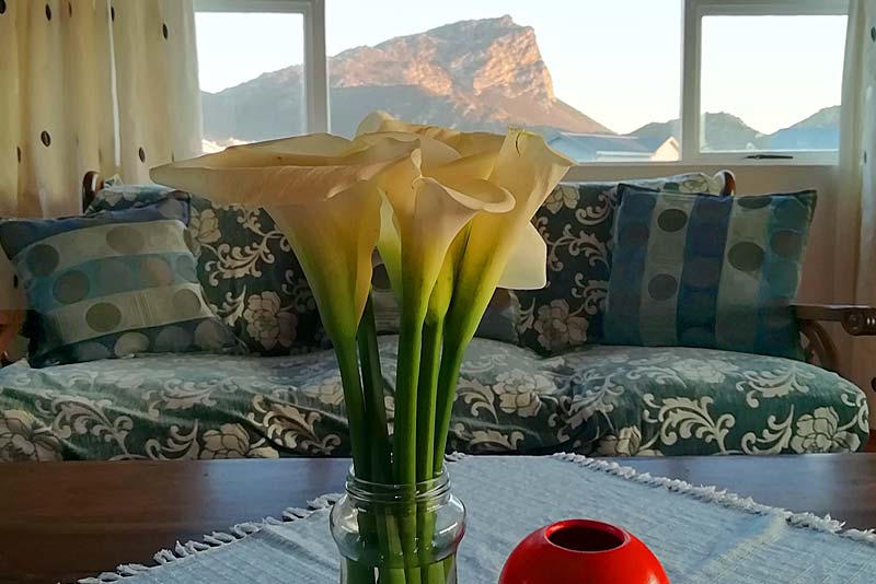 Spacious living room with balcony, mountain and sea views 