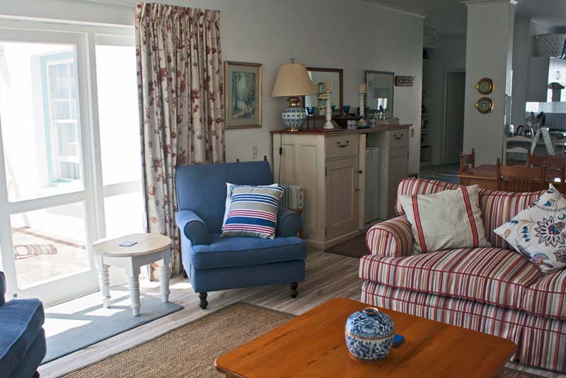 Lounge leading on to patio