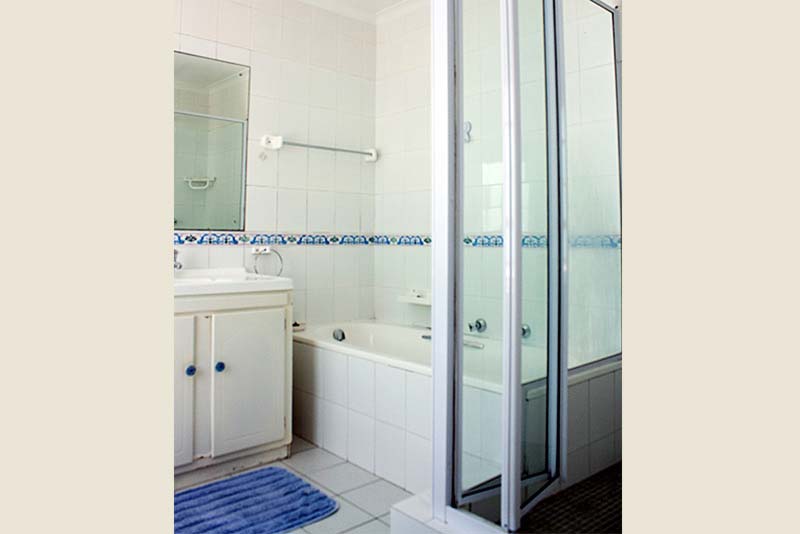Bathroom main bedroom