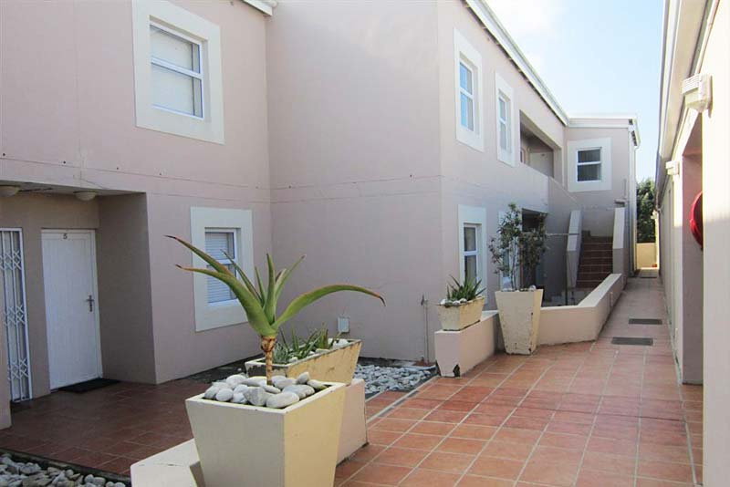 Walkway between buildings