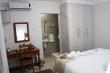 Bedroom with dressing table in Tipiana flat