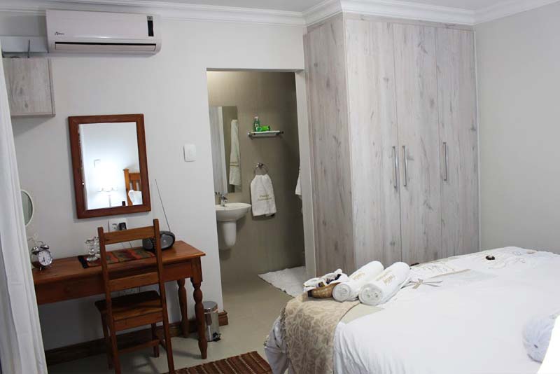 Bedroom with dressing table in Tipiana flat