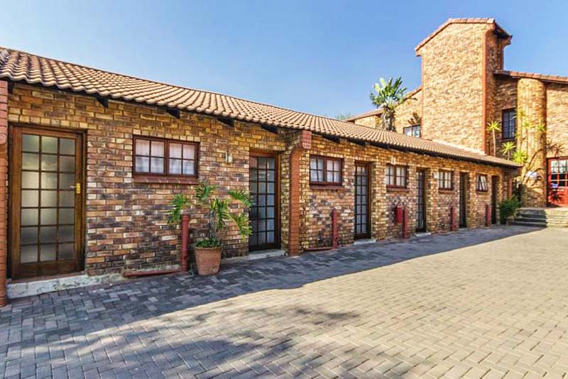 Entrance - Peter's Guesthouse - Bed and Breakfast in Equestria, Pretoria