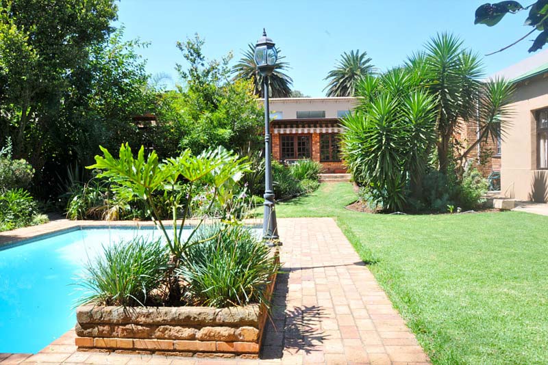 Garden and Pool - House On York Bed and Breakfast South Kensington