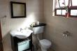 Aloe bathroom - House On York Bed and Breakfast South Kensington