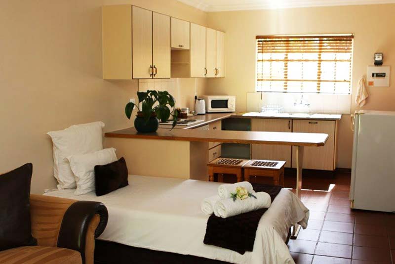 Room 4 extra bed and kitchen