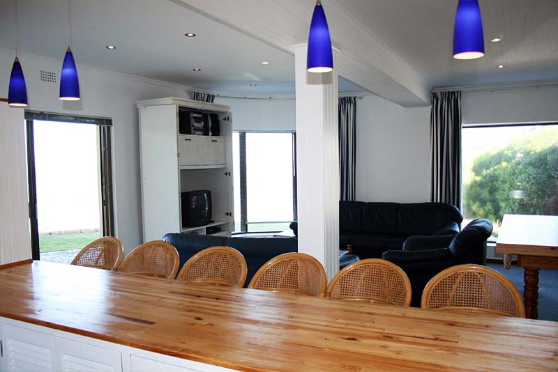 View from kitchen too lounge 