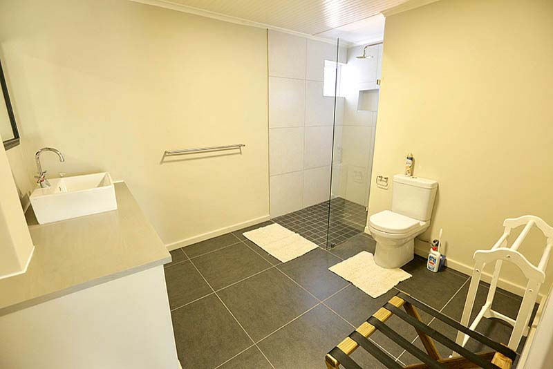 En-suite bathroom - Sandpipers self catering Langebaan