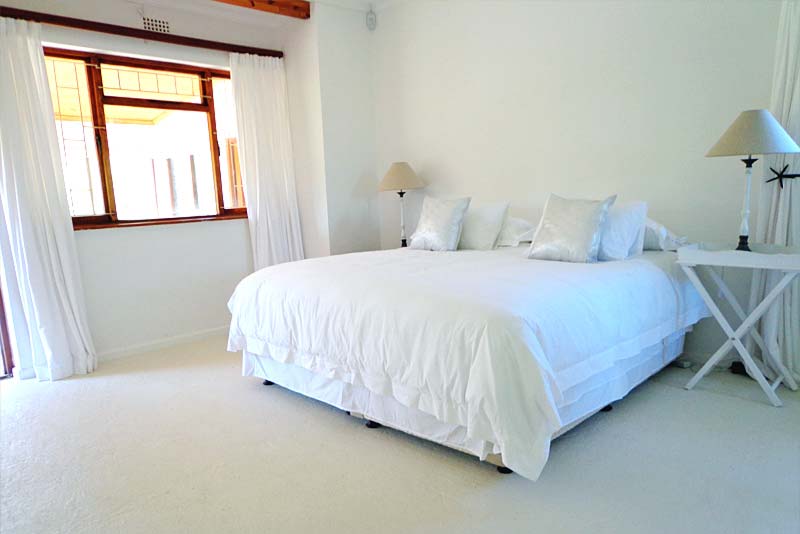 Main bedroom - Merlon self catering Betty's Bay