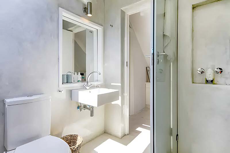 upper bathroom with shower