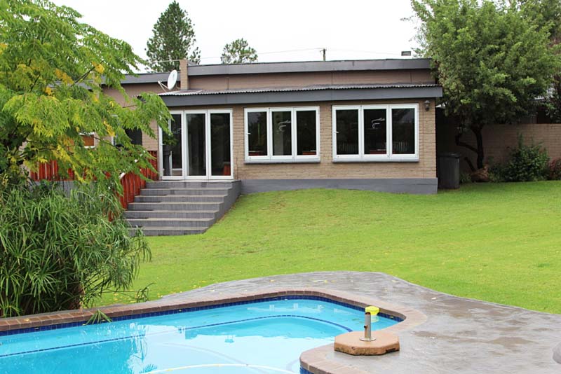 Bar, Restaurant and swimming pool