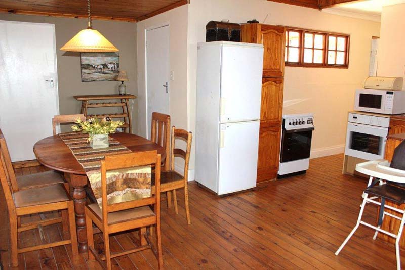 Bitou Valley House dining and kitchen area