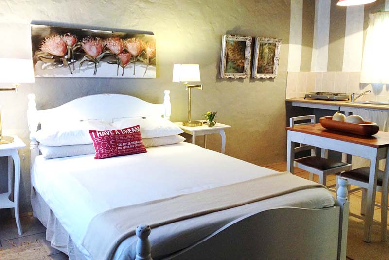Ostrich s/c studio style unit, extra long double en-suite and double shower