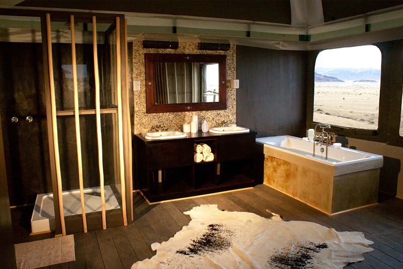 Suite bathroom