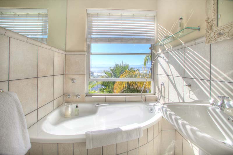 Ocean Watch Guest House - bed and breakfast in Plettenberg Bay