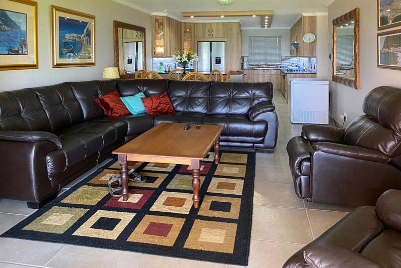 Oopplan sitkamer. eetkamer en kombuis.