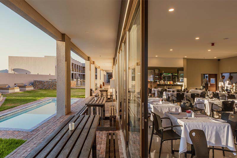 Restaurant overlooking pool - Springbok Inn Hotel