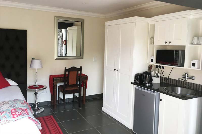Unit 2 Table - House On Morninghill self catering Bedfordview