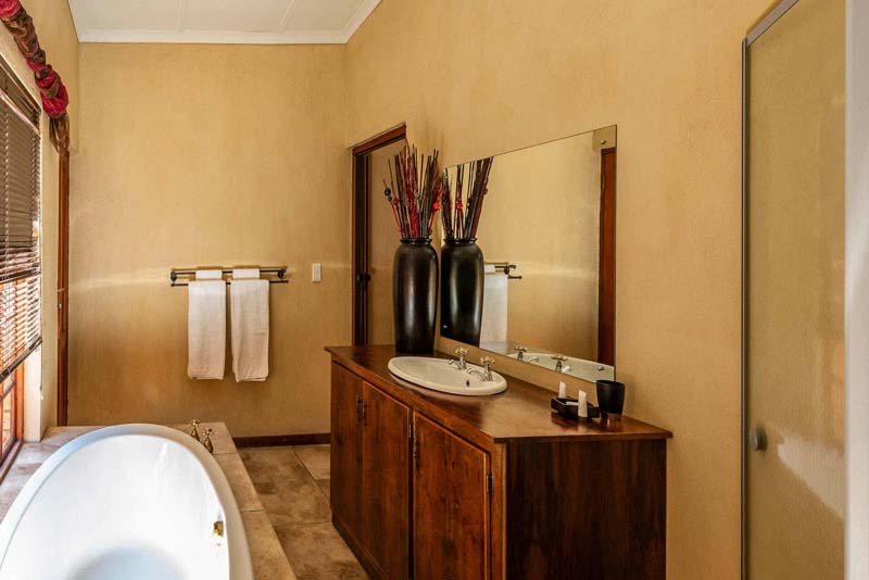Room 10 bathroom