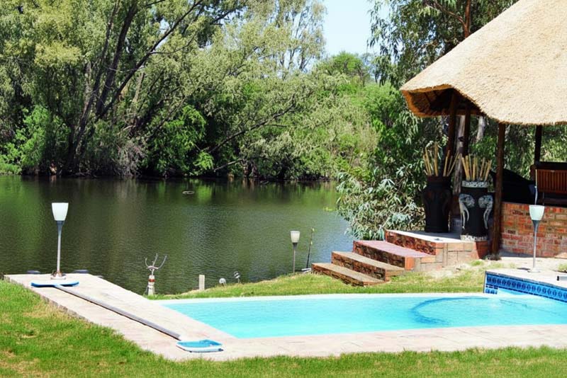 Duck Cottage - Lapa and pool - right on the banks of the Vaal River