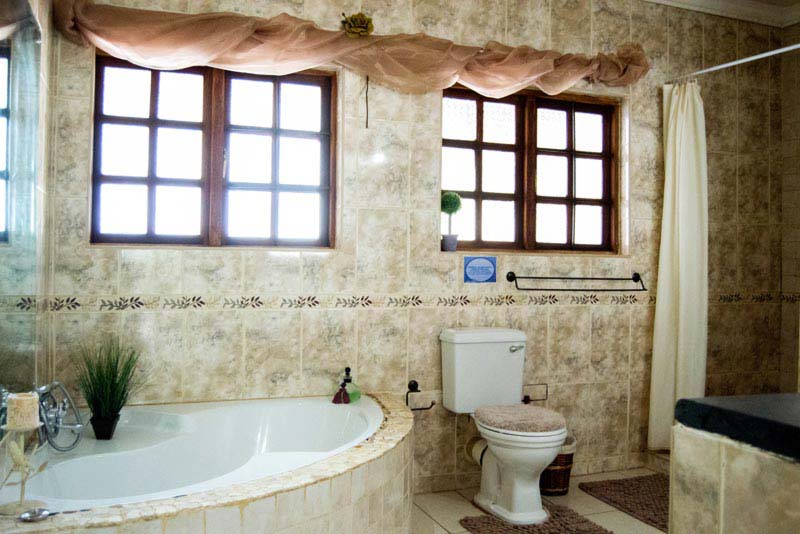 Manor main full bathroom